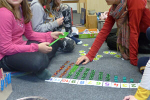 Lernen mit Montessori-Lernmaterial